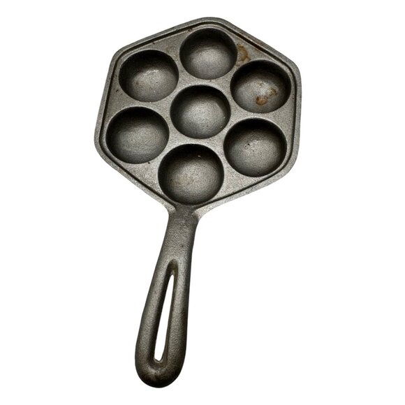 Cast Iron biscuit Pan With 7 Round Cups camping home use 6.5x11.5" handle READ - Picture 1 of 8